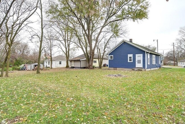 Building Photo - Quaint 2 bedroom just renovated perfect access to all of Xenia