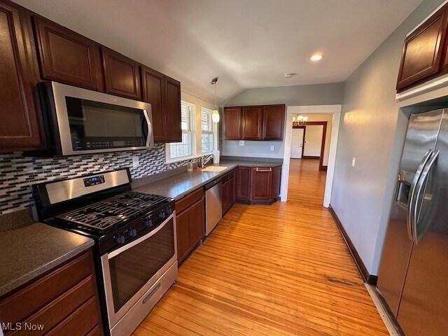 Foto del edificio - 12814 Lakeshore Blvd