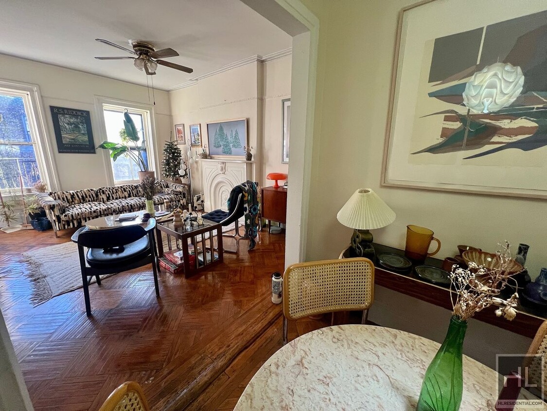 Foto principal - 2BR 1BA Sunny Top Floor Sprawling Brownstone