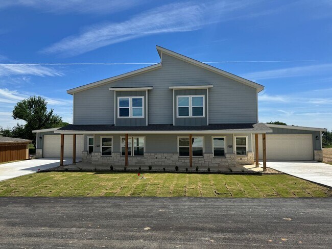 Foto del edificio - Beautiful modern Townhome in Peaster ISD NO Water Bill -  Fenced Yard - GATED: Spring Move in Spe...