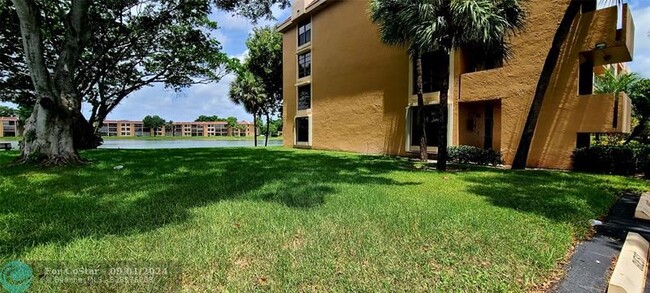 Foto del edificio - 6012 Coral Lake Dr