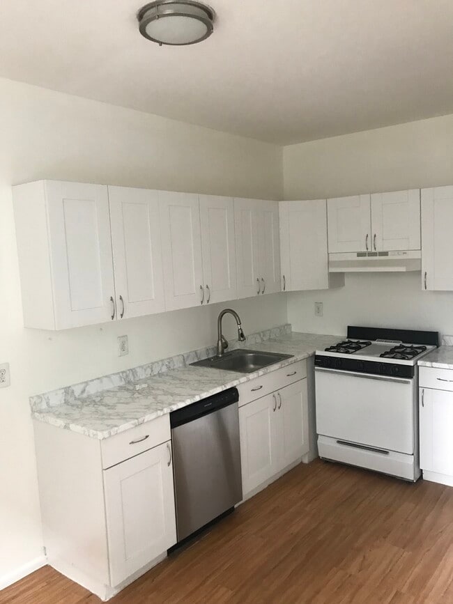 Building Photo - 137 W 110th St