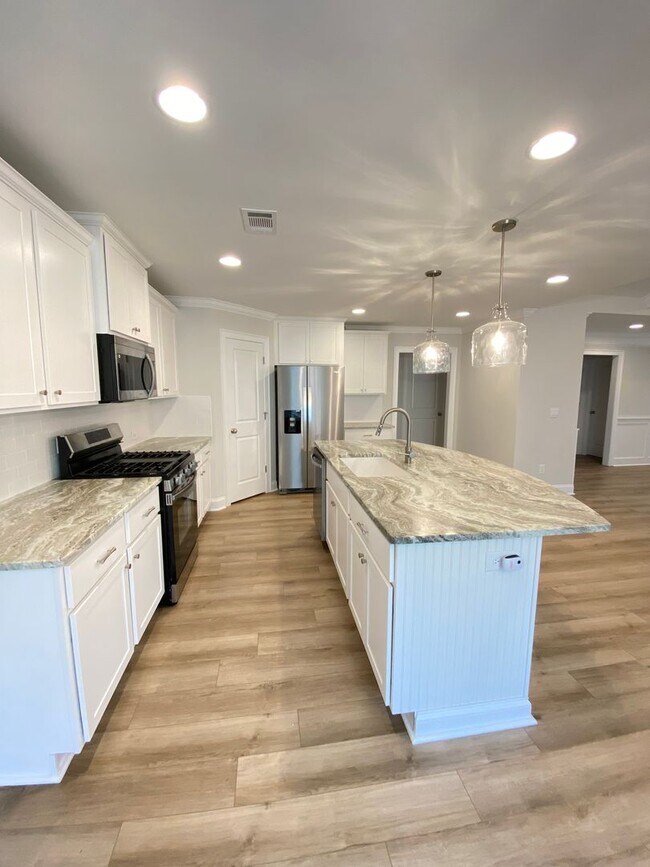 Foto del edificio - Spacious 3 Bed / 2 Bath Home with Garage