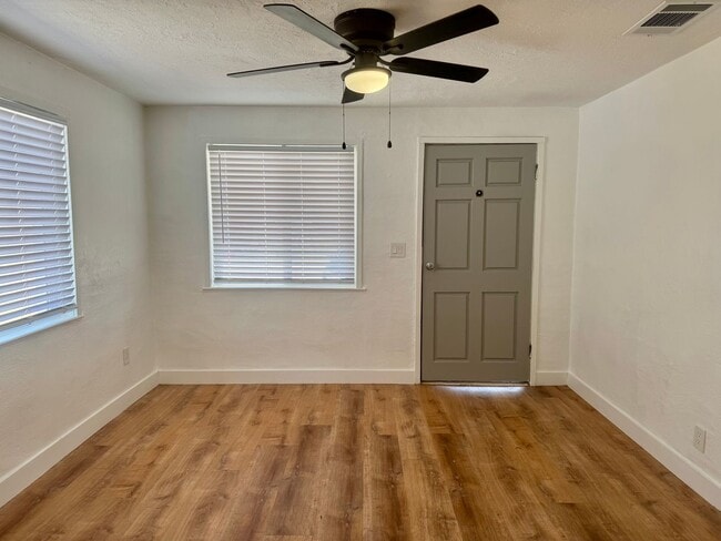 Building Photo - 2 Bedroom Country style house