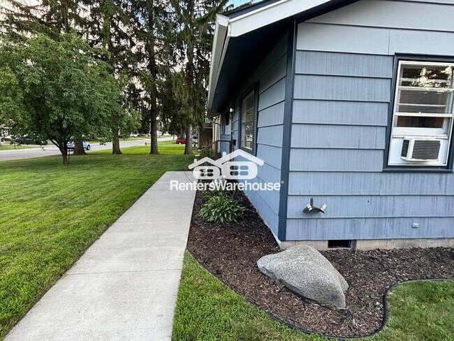 Foto del edificio - Clean, Quiet, and Updated – 3BR Bloomingto...