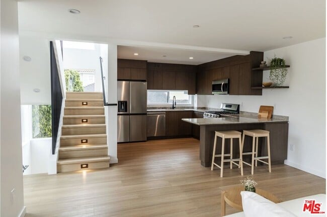 Foto del edificio - 843 Mariposa Ave