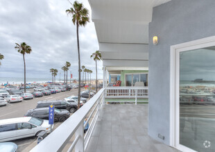 Building Photo - 2206 W Oceanfront