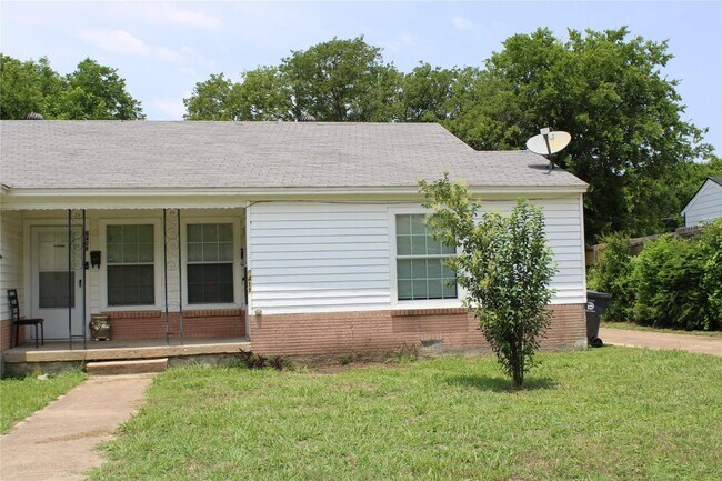 Building Photo - This is a 1 bedroom - 1 bathroom duplex in...