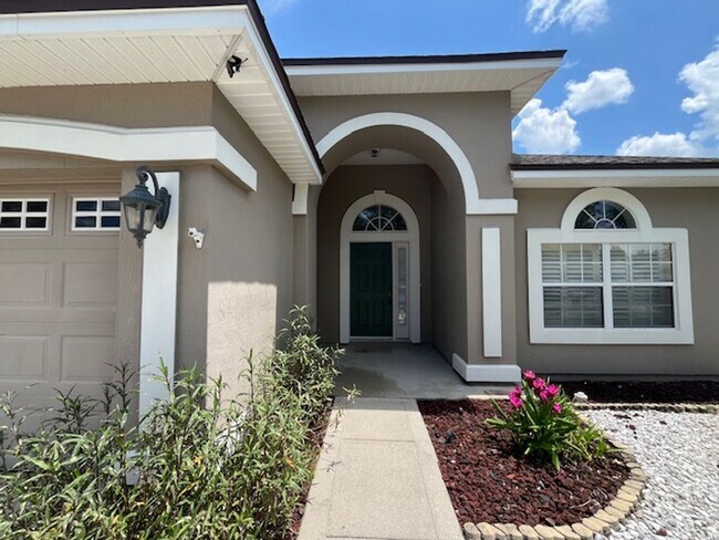 Building Photo - 3 Car Garage! Great Amenities!  Lake View!...