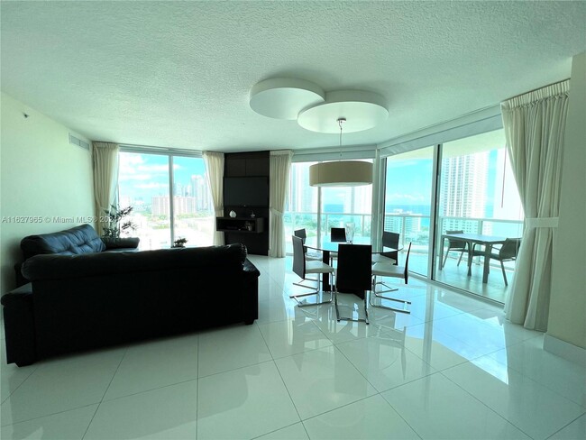 Foto del edificio - 250 Sunny Isles Blvd