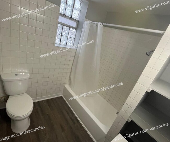 Foto del edificio - Over 1,100 sq ft 3 large bedrooms • 1.5 spacious bathrooms home in East Chicago, IN