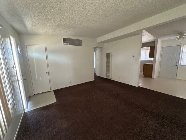 Building Photo - Ideal 2-Bed, 1-Bath Apartment with Detached Garage & Expansive Yard
