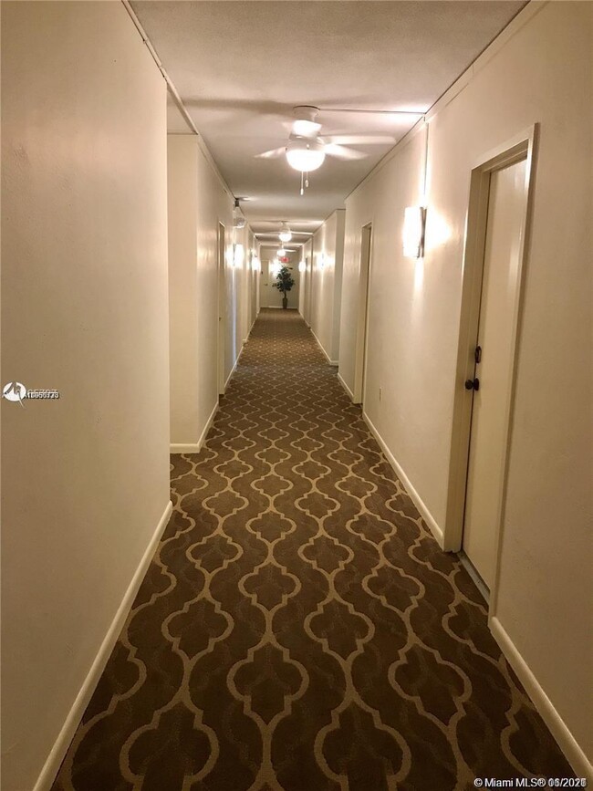 Foto del edificio - 9270 W Bay Harbor Dr