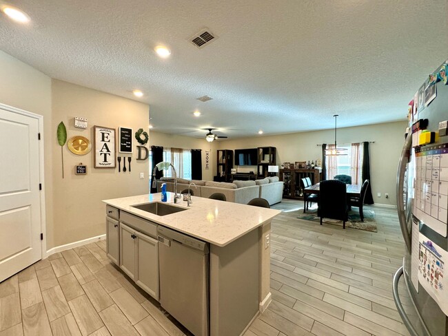 Building Photo - Sophisticated 4-Bed, 3-Bath Haven: 2 Maste...