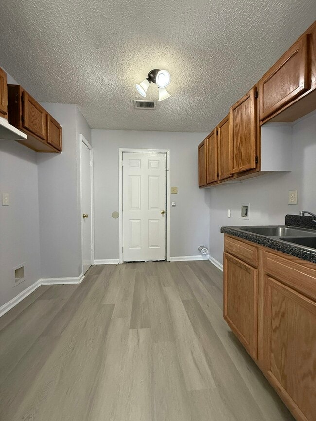 Foto del edificio - 3431 Forrester Rd