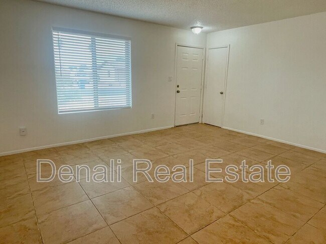 Building Photo - 498 E Mesquite Ave