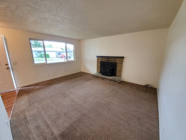 Building Photo - 3 Bedroom Home In Springfield!
