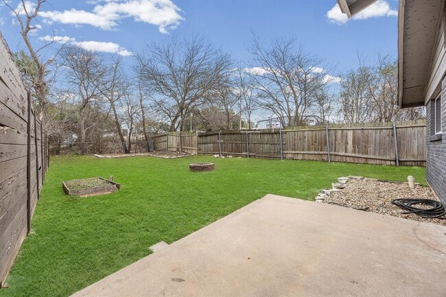 Building Photo - 11301 Oakwood Dr