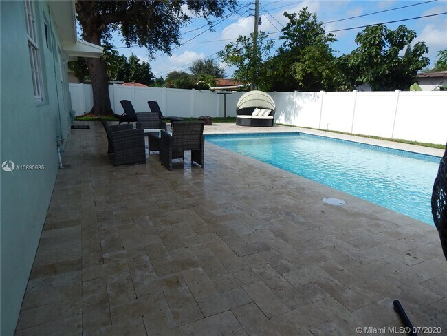 Foto del edificio - 835 NE 174th St