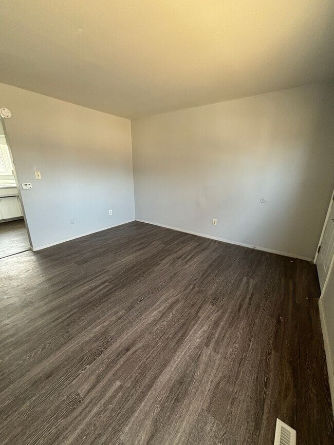 Foto del edificio - 821 W 8th St
