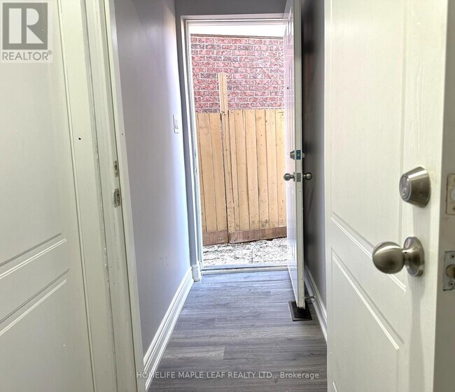 Photo du bâtiment - 72 Four Seasons Cir