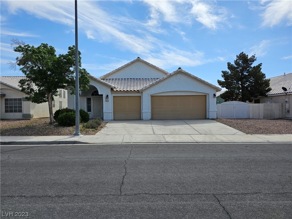 5820 N Ivy Trellis St