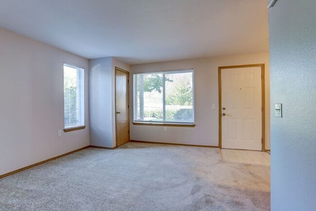 Building Photo - Beautifully remodeled 1 bedroom unit with washer/dryer included!