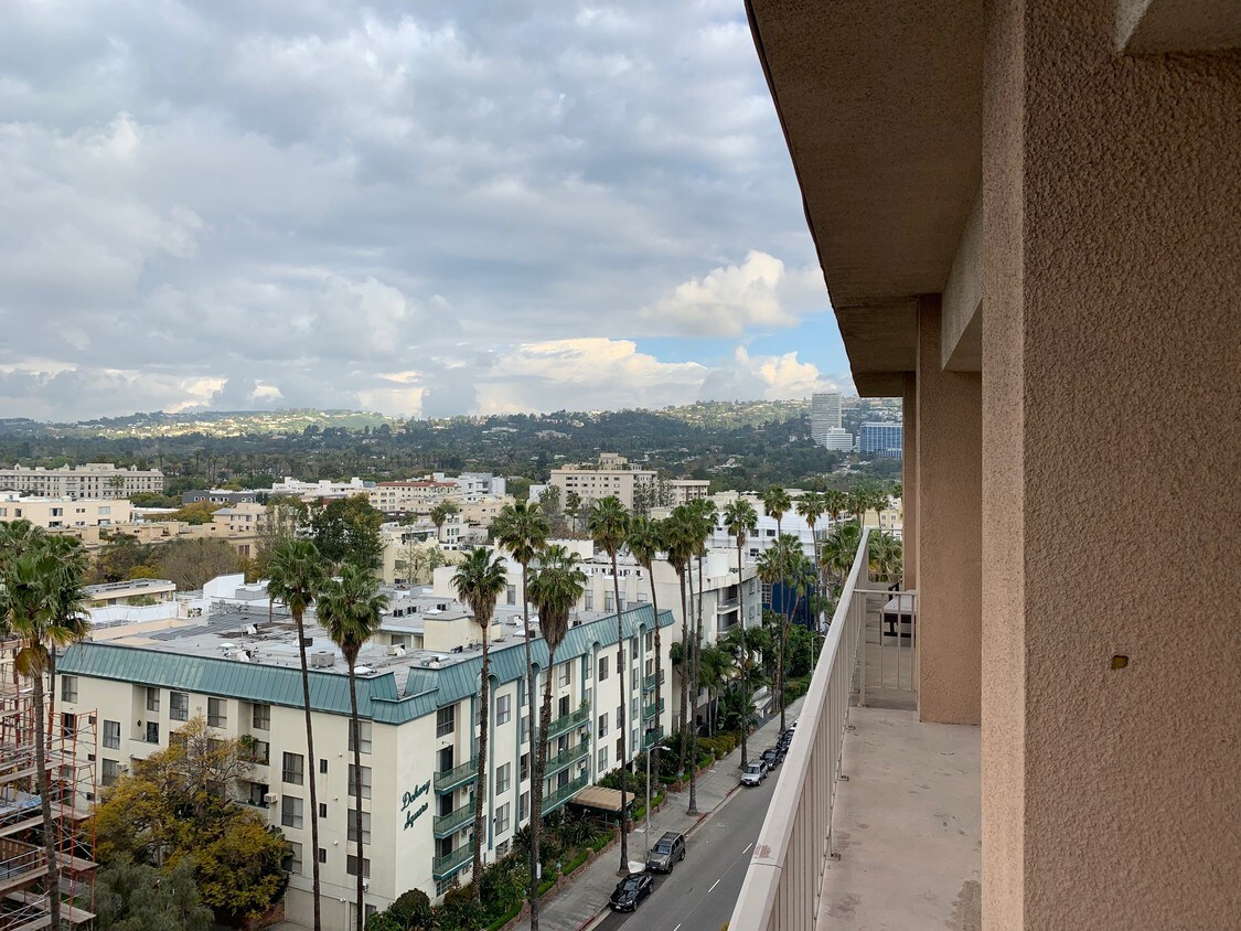 Primary Photo - 100 S Doheny Dr
