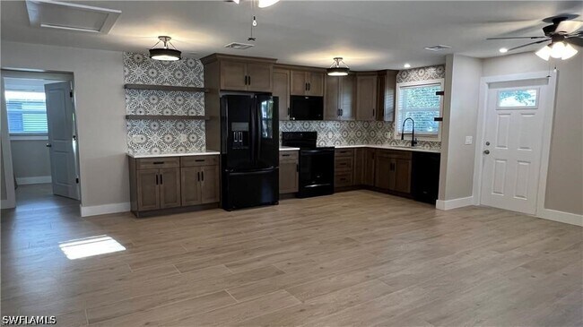 Foto del edificio - 787 104th Ave N