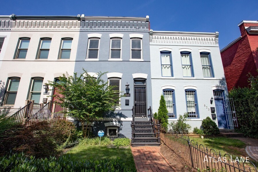Primary Photo - 3 bed/2.5 bath Townhouse in Capitol Hill!