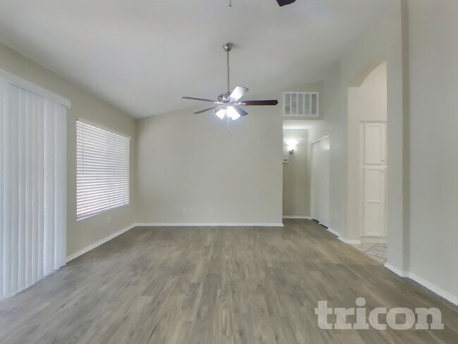 Foto del edificio - 8621 W Willow Ave