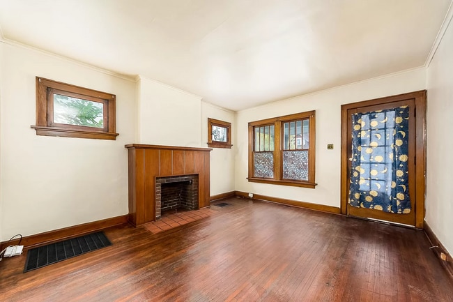 Building Photo - 409 E Maynard Ave