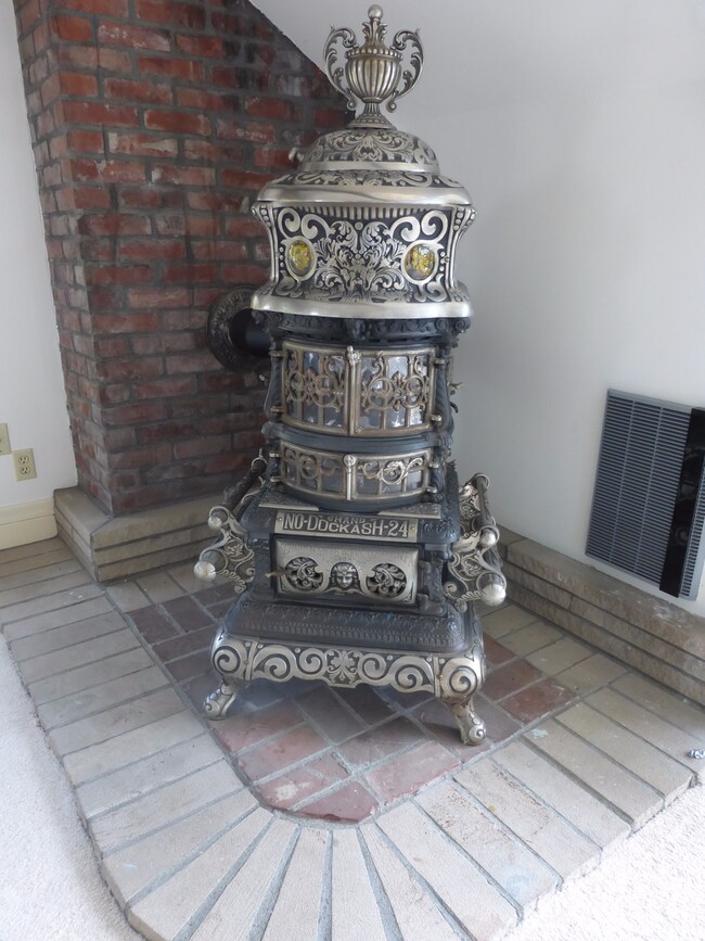 Foto del edificio - 211 W Highland Dr