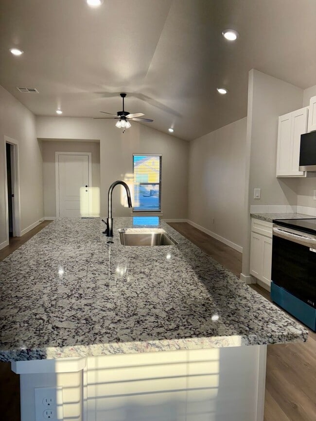Building Photo - Comfort and Style Blend in Willowbend!
