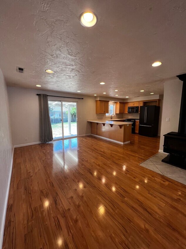 Foto principal - 4-Bedroom 3-Bathroom house with attached 1...