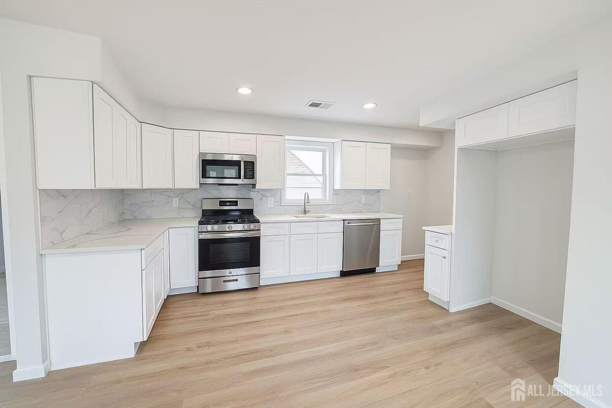 Primary Photo - 17 1/2 Thomas St