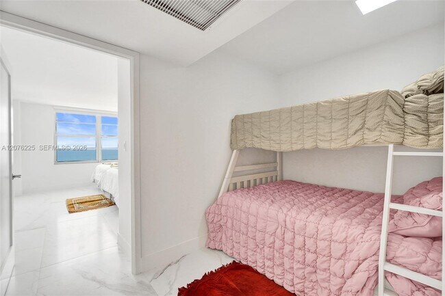 Foto del edificio - 5555 Collins Ave