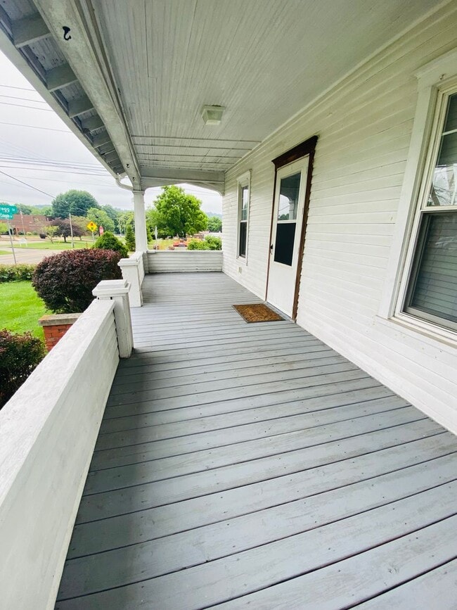 Building Photo - Spacious home on Colegate Drive