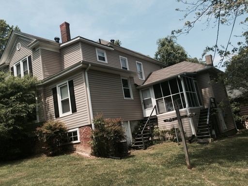 Building Photo - 1 bedroom 1 bath duplex apartment.