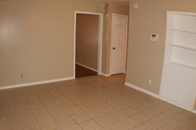Building Photo - 1209 Santa Rosa Dr