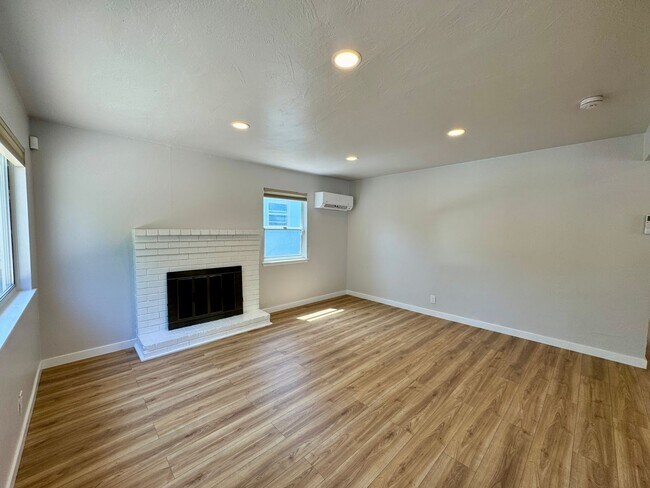 Foto del edificio - Adorable Newley Remodeled Home Available Now in Sacramento!