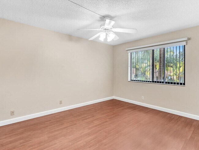 Foto del edificio - 16252 Laurel Dr