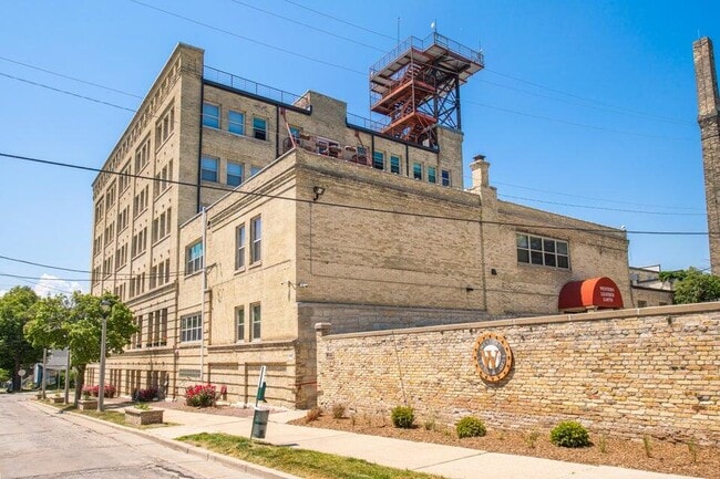 Building Photo - 904 E Pearson St