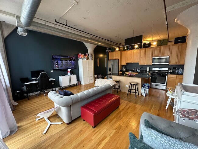 Building Photo - 221 E Cullerton St
