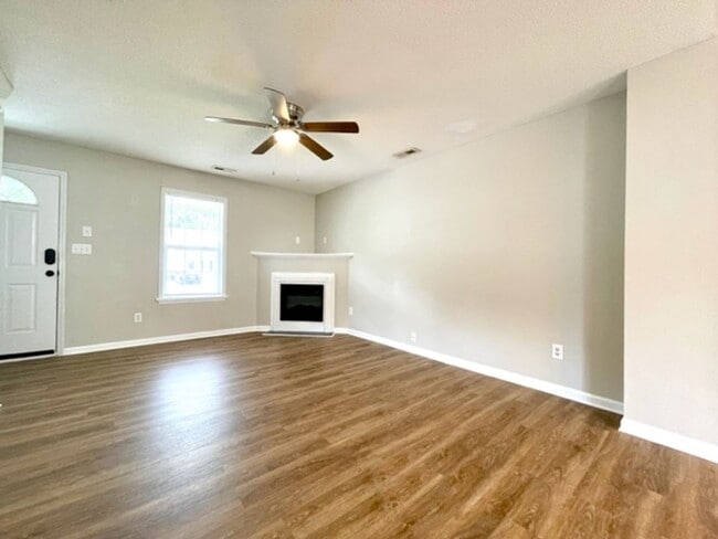 Building Photo - Welcome to Horse Creek Farms!