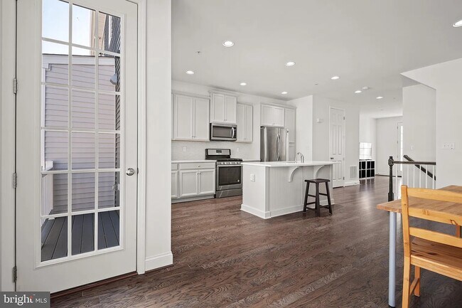 Building Photo - 608 Mayer Pl