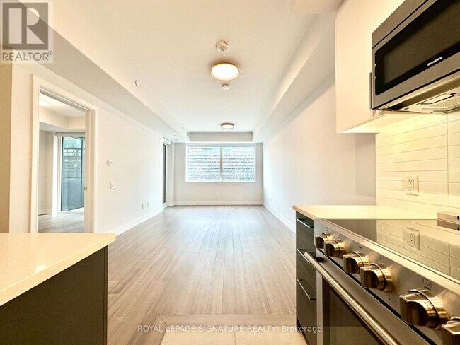 Building Photo - 664 Spadina Ave.