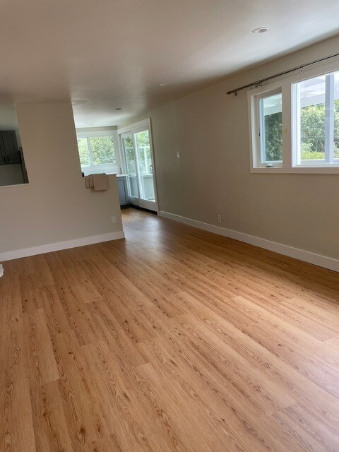 Sala de estar con vista a la cocina y puerta corrediza que da a la terraza extragrande. - 101 Granlee Rd