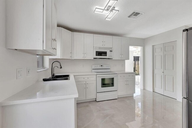 Foto del edificio - 11420 Coral Bay Dr