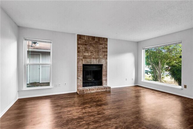 Foto del edificio - 2112 Donahue Ln